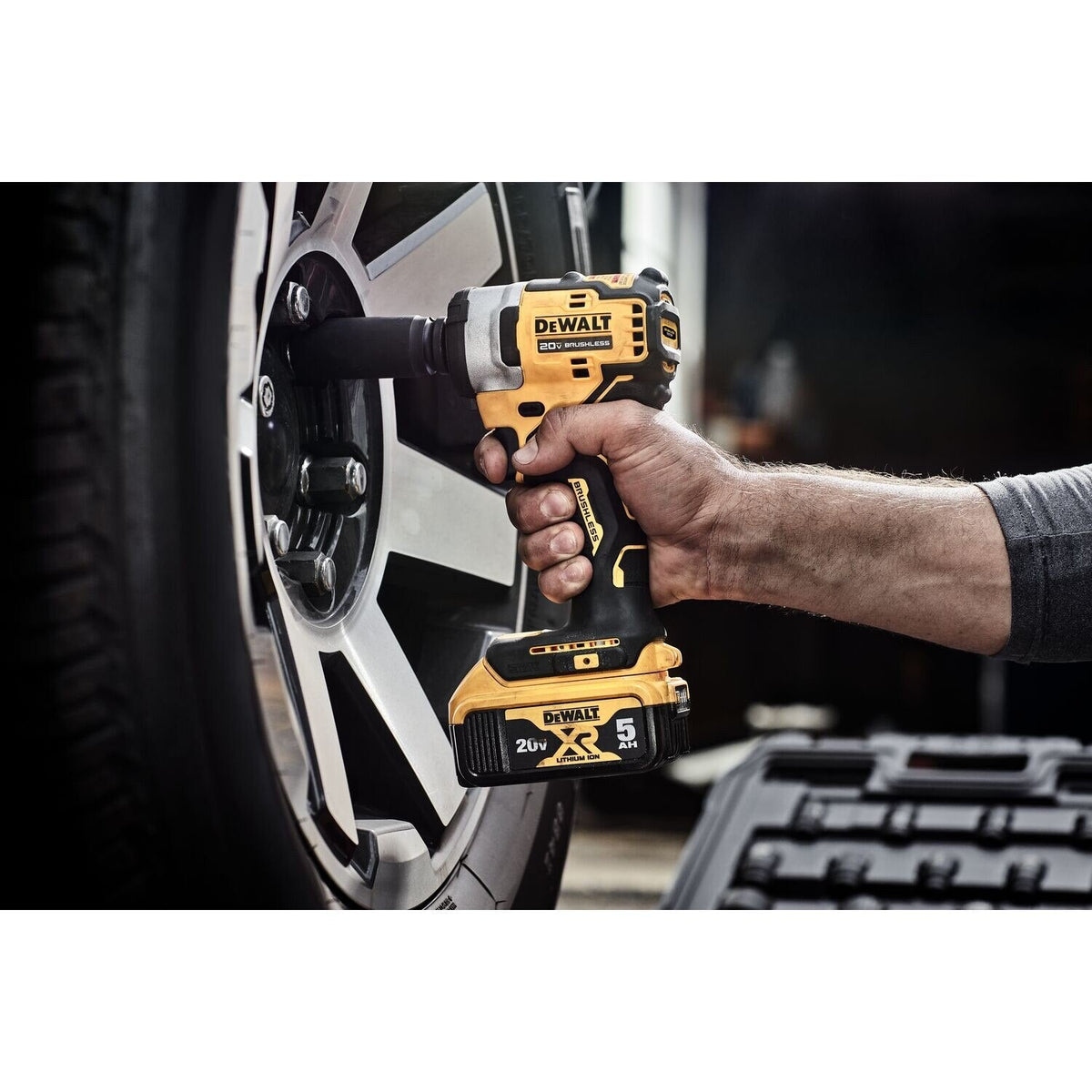DeWalt DCF911P2 20V MAX* 1/2 in. Cordless Impact Wrench with Hog Ring Anvil Kit