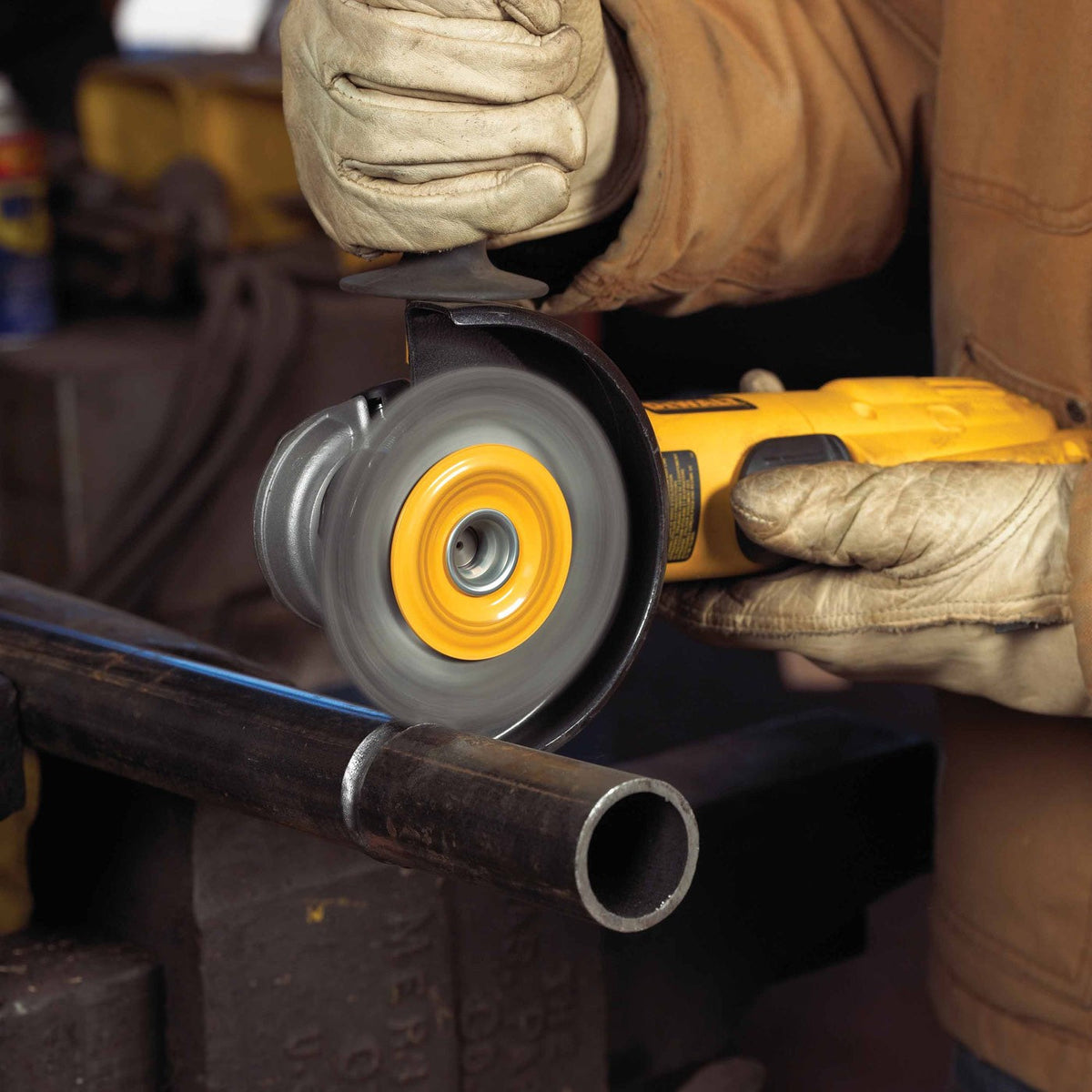 DeWalt DW4925 Carbon Stringer Wire Wheel, 4" x 5/8"-11 HP