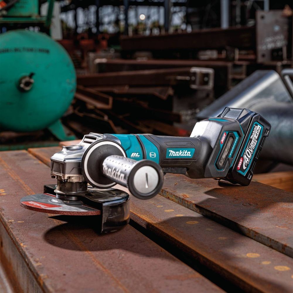 Makita GAG14M1 40V max XGT Brushless Cordless 4-1/2" / 6" Paddle Switch Angle Grinder Kit, with Electric Brake (4.0Ah)