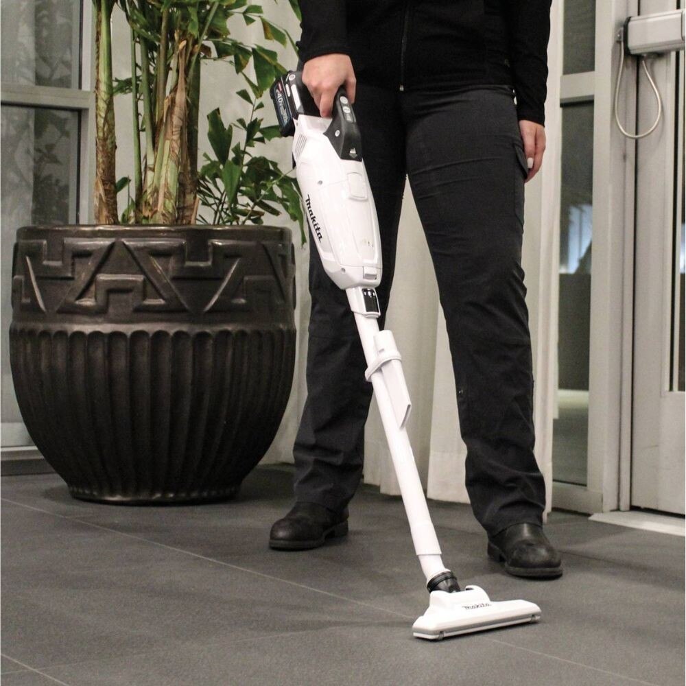 Makita GLC02R1 40V max XGT Brushless Cordless 4-Speed Compact Stick Vacuum Kit, w/ Dust Bag (2.0Ah)