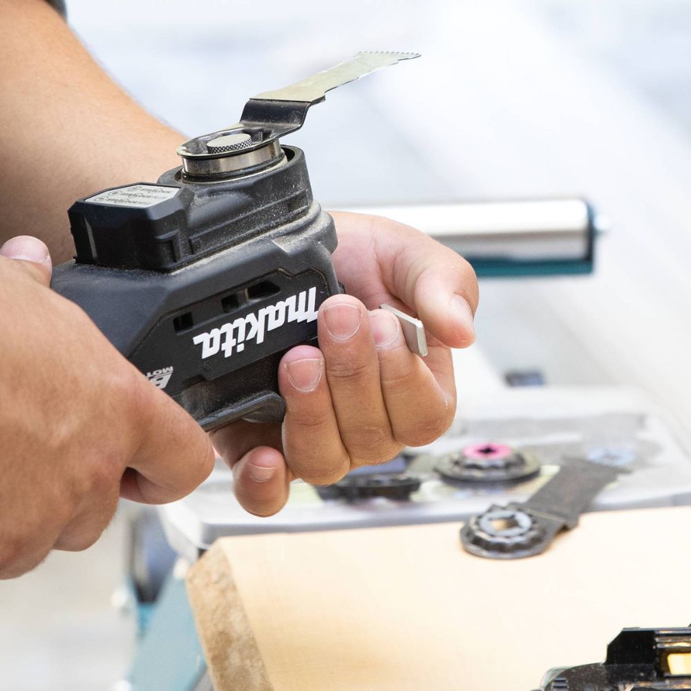 Makita XMT04R1B 18V LXT Lithium-Ion Sub-Compact Brushless Cordless StarlockMax Oscillating Multi-Tool Kit (2.0Ah)