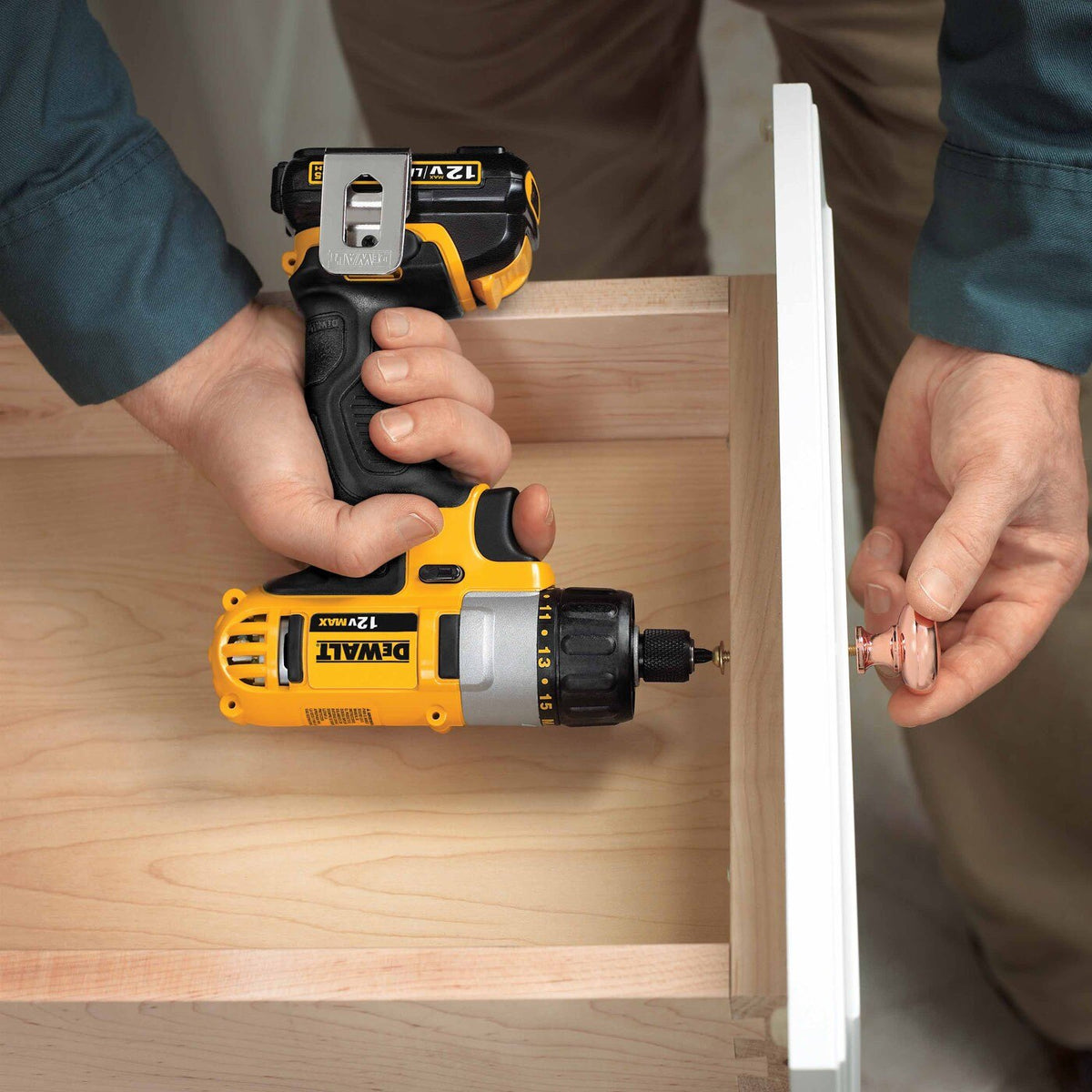 DeWalt DCF610S2 1/4" 12V MAX Cordless Screwdriver Kit