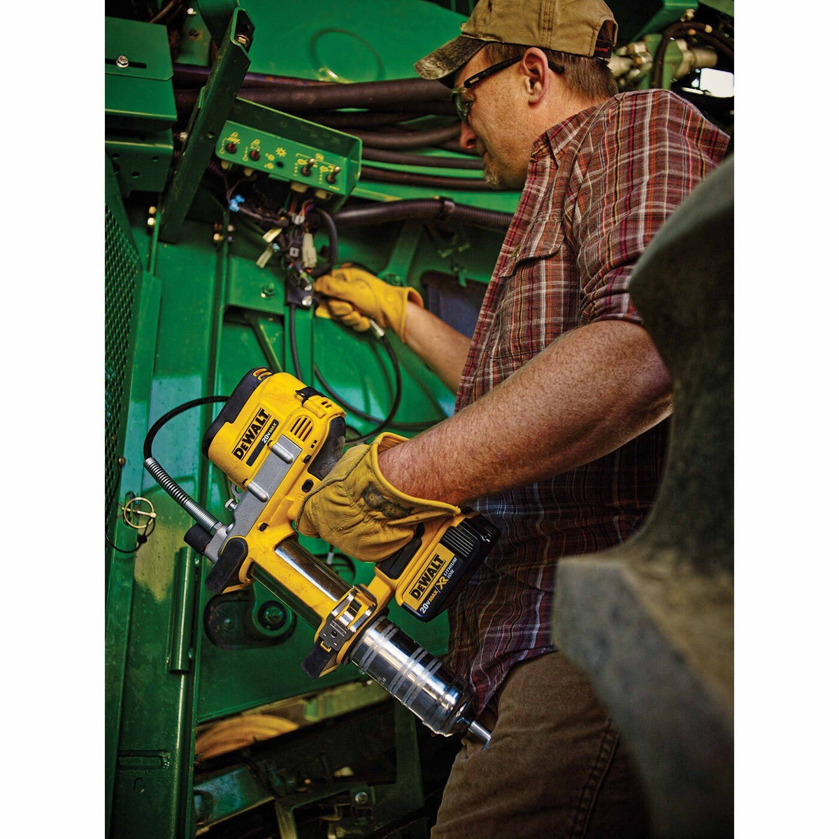 DeWalt DCGG571M1 20V MAX Lithium Ion Grease Gun