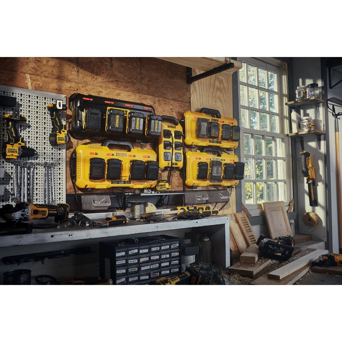 DeWalt DCBPC1615 15 Amp Power Controller with 6 AC Outlets and Intelligent Power Control