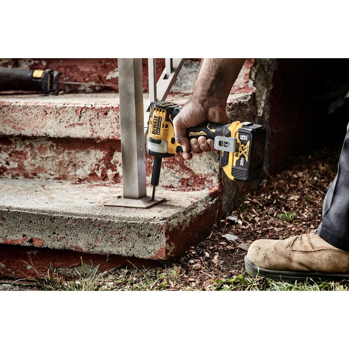 DeWalt DCF911P2 20V MAX* 1/2 in. Cordless Impact Wrench with Hog Ring Anvil Kit