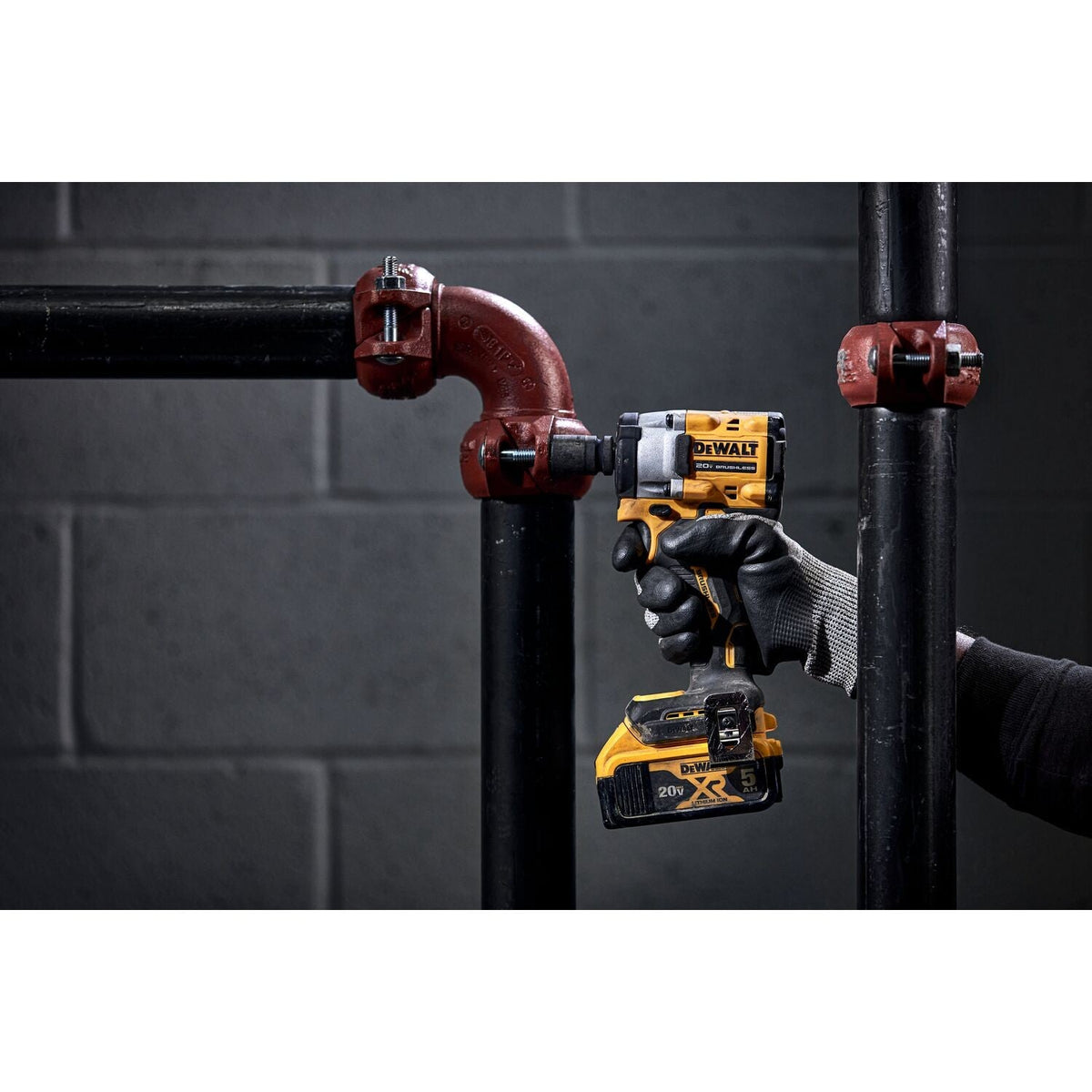 DeWalt DCF921P2 ATOMIC 20V MAX* 1/2 in. Cordless Impact Wrench with Hog Ring Anvil Kit