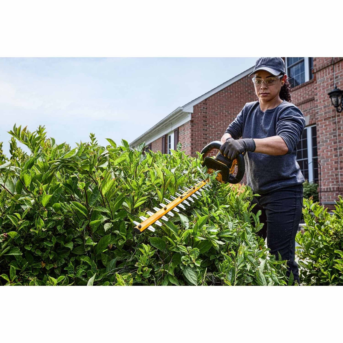 DeWalt DCHT870T1 60V MAX* 26 in. Brushless Cordless Hedge Trimmer Kit