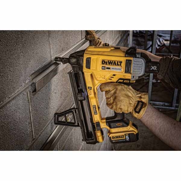 DeWalt DCN890P2 Cordless Concrete Nailer Kit