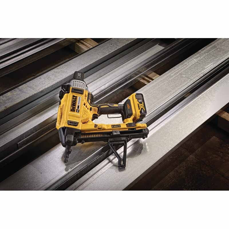 DeWalt DCN891P2 20V Max* 1" Magazine Cordless Concrete Nailer Kit