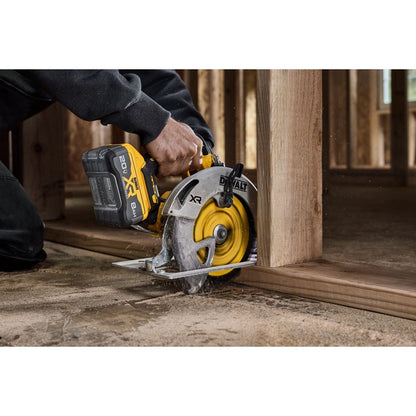 DeWalt DCS590WW1 20V Max* XR Brushless Cordless 7-1/4" Circular Saw Kit with XR POWERPACK