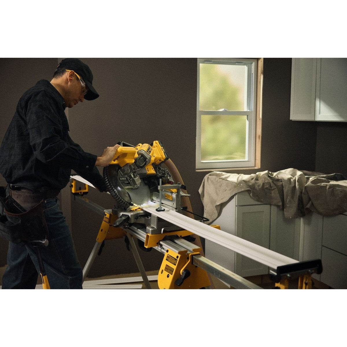 DeWalt DCS714WW1 20V MAX XR 10 in. Double Bevel Fixed Miter Saw Kit with 8Ah Battery and Charger