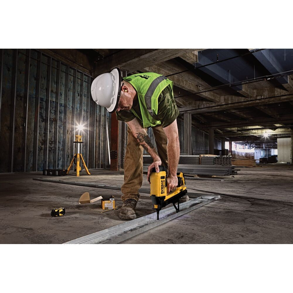 DeWalt DGN845D1 20V MAX XR Trak-It C6 Gas Nailer Kit