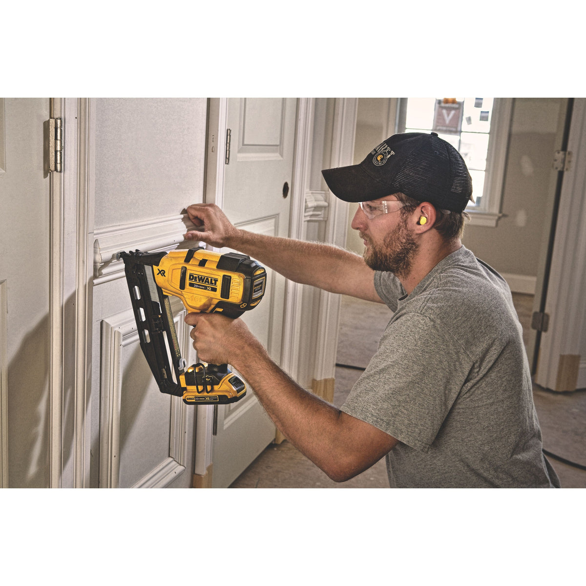 DeWalt DCN660D1 20V MAX 16Ga Angled Cordless Finish Nailer Kit