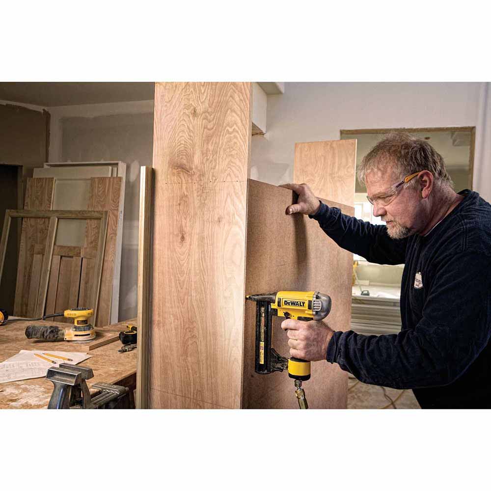 DeWalt DWFP1838 1/4" Crown 18GA Finish Stapler