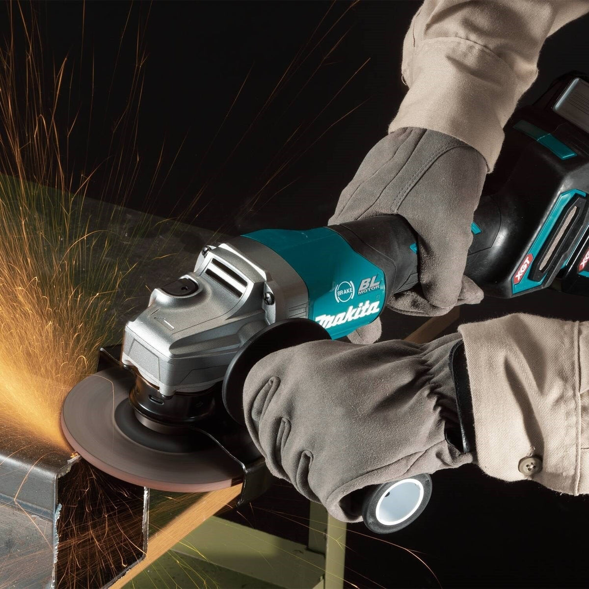 Makita GAG03M1 40V max XGT® 4-1/2” / 5" Paddle Switch Angle Grinder Kit