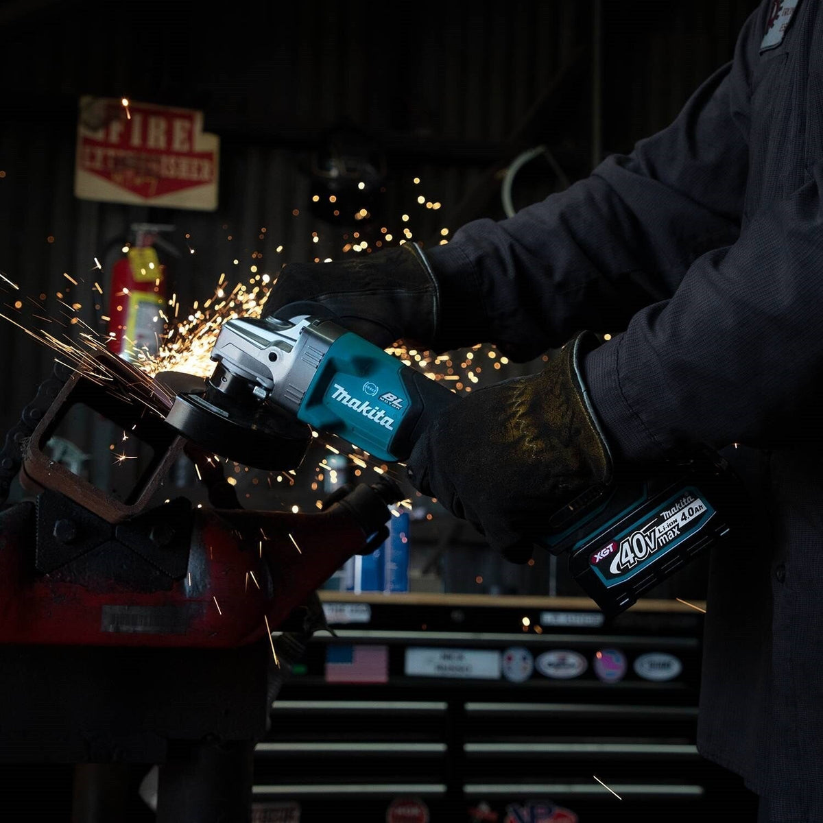Makita GAG03M1 40V max XGT® 4-1/2” / 5" Paddle Switch Angle Grinder Kit