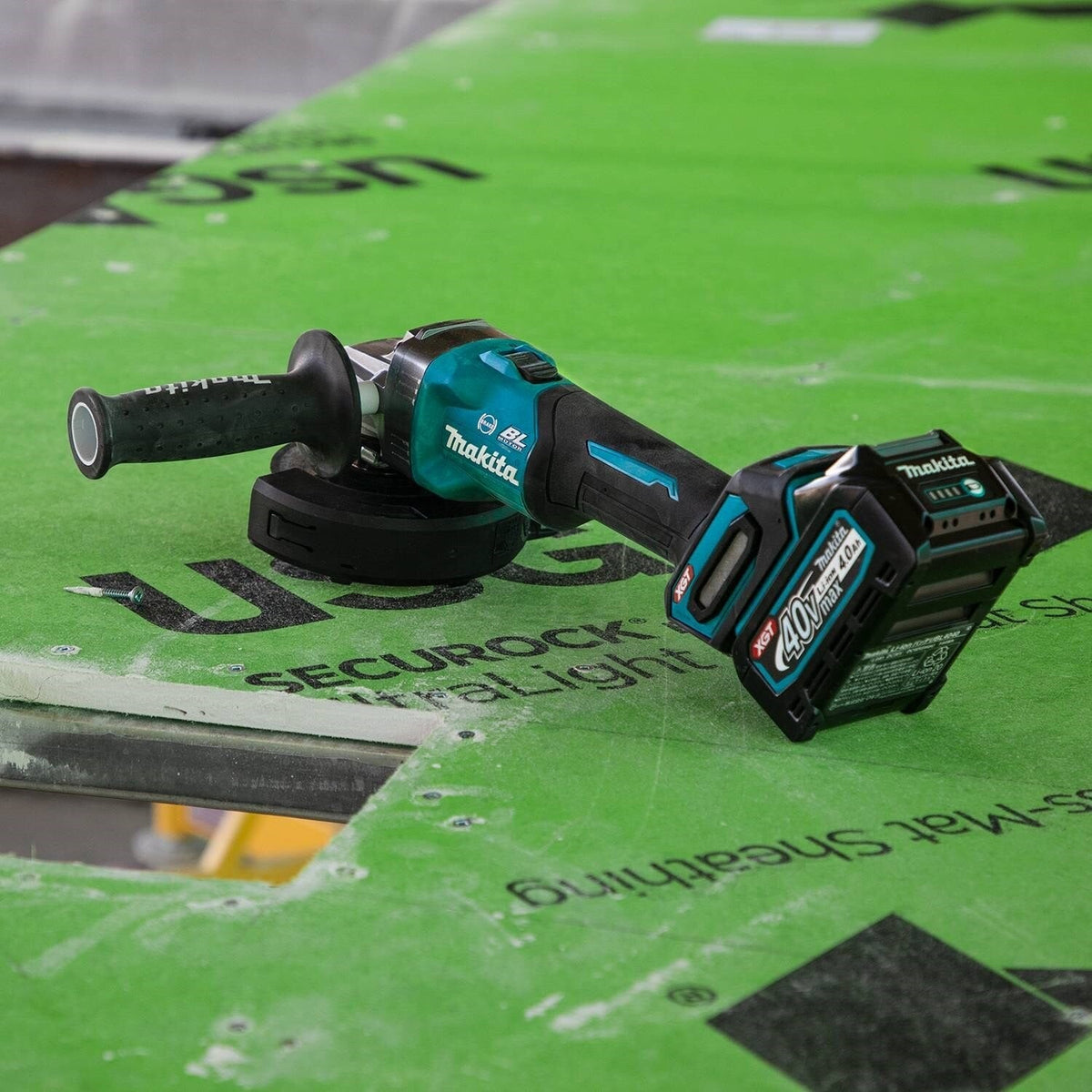 Makita GAG04M1 40V max XGT® 4-1/2” / 5" Angle Grinder Kit