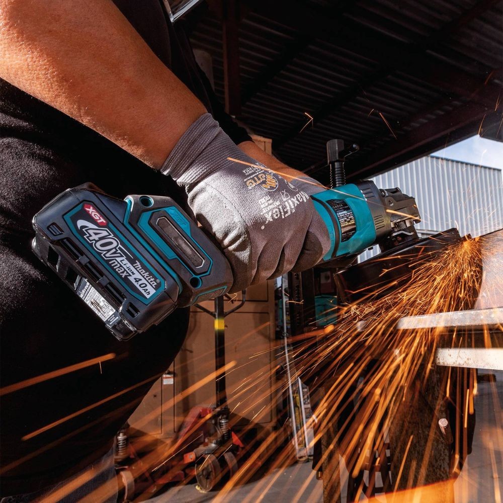 Makita GAG14M1 40V max XGT Brushless Cordless 4-1/2" / 6" Paddle Switch Angle Grinder Kit, with Electric Brake (4.0Ah)