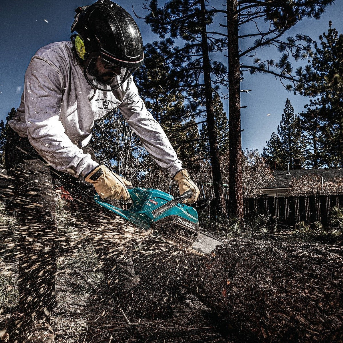 Makita GCU08E 40V Max XGT Brushless Cordless 20" Chain Saw Kit with High Power Battery (8.0Ah)