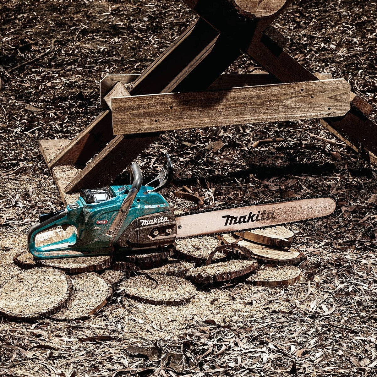 Makita GCU08E 40V Max XGT Brushless Cordless 20" Chain Saw Kit with High Power Battery (8.0Ah)