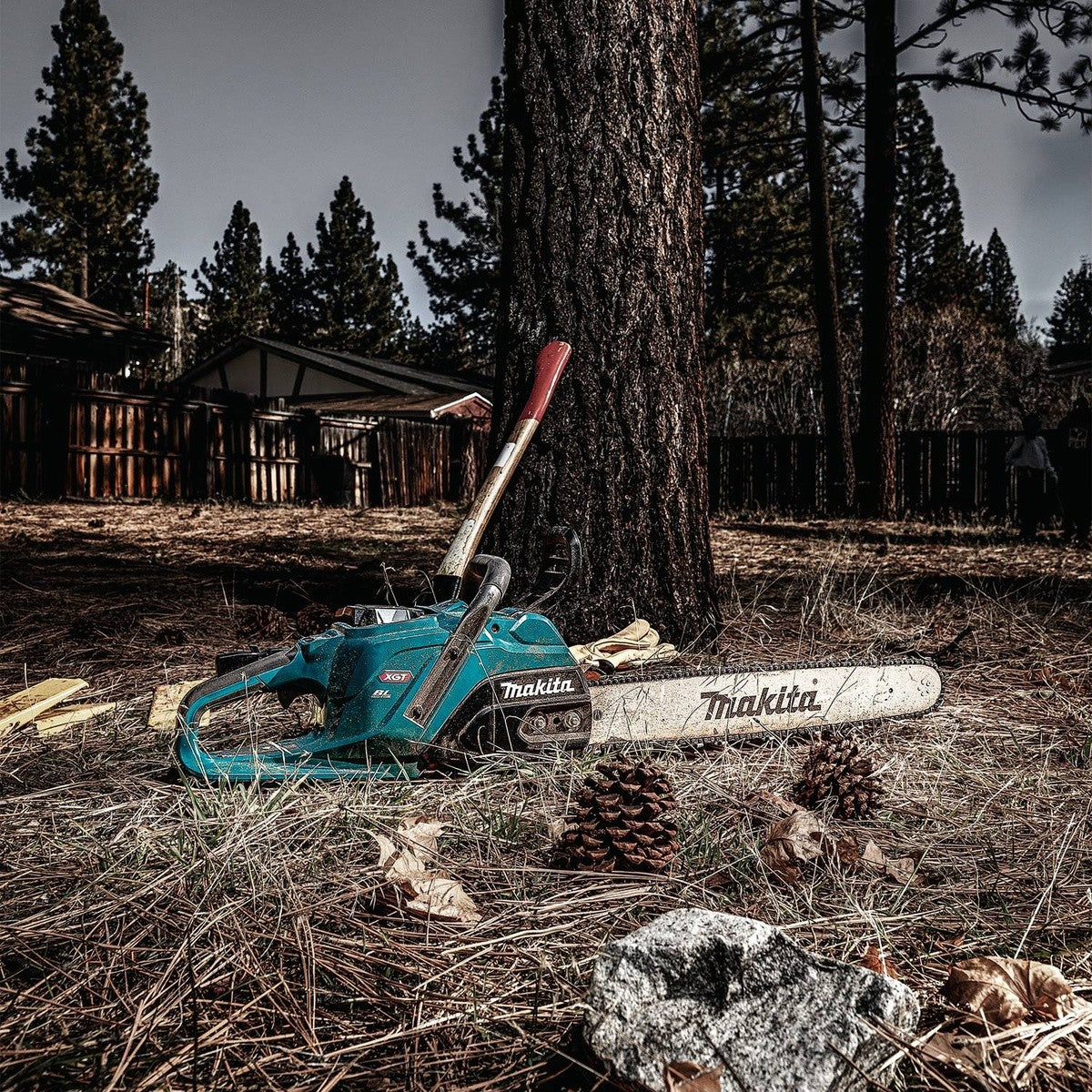 Makita GCU08E 40V Max XGT Brushless Cordless 20" Chain Saw Kit with High Power Battery (8.0Ah)