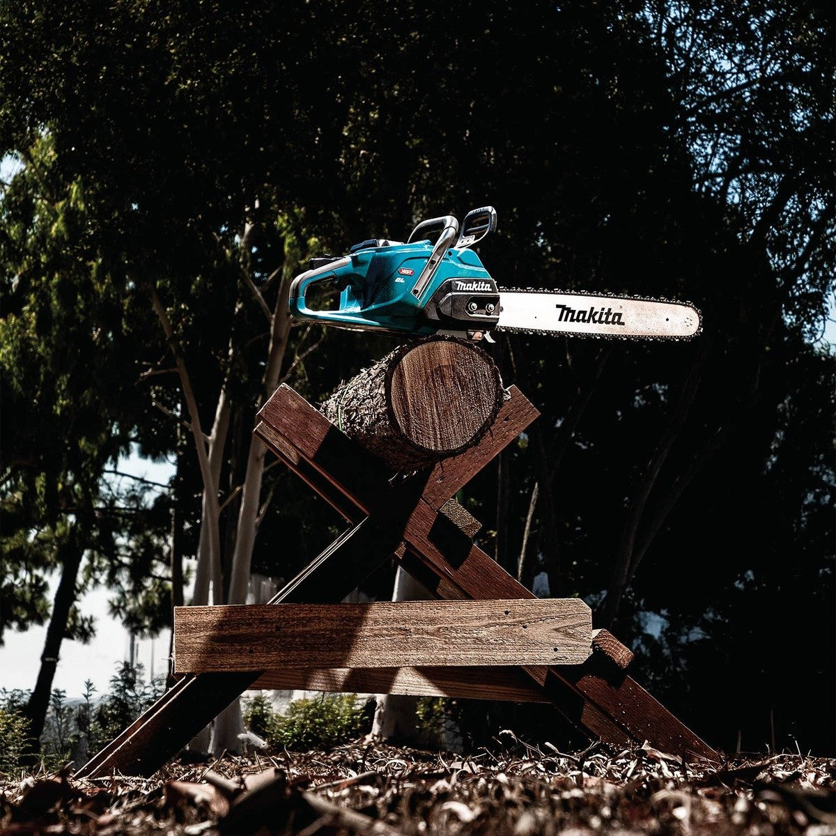 Makita GCU08E 40V Max XGT Brushless Cordless 20" Chain Saw Kit with High Power Battery (8.0Ah)