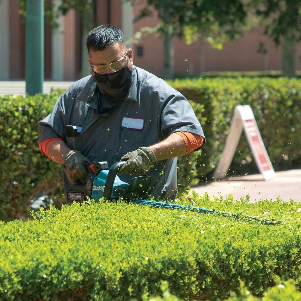 Makita GHU03M1 40V max XGT Brushless Cordless 30" Hedge Trimmer Kit, with one battery (4.0Ah)