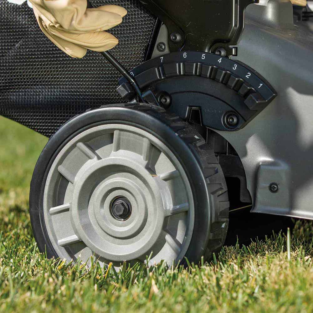 Makita GML01PL 40V Max XGT Brushless 21" Self-Propelled Commercial Lawn Mower Kit (8.0Ah)