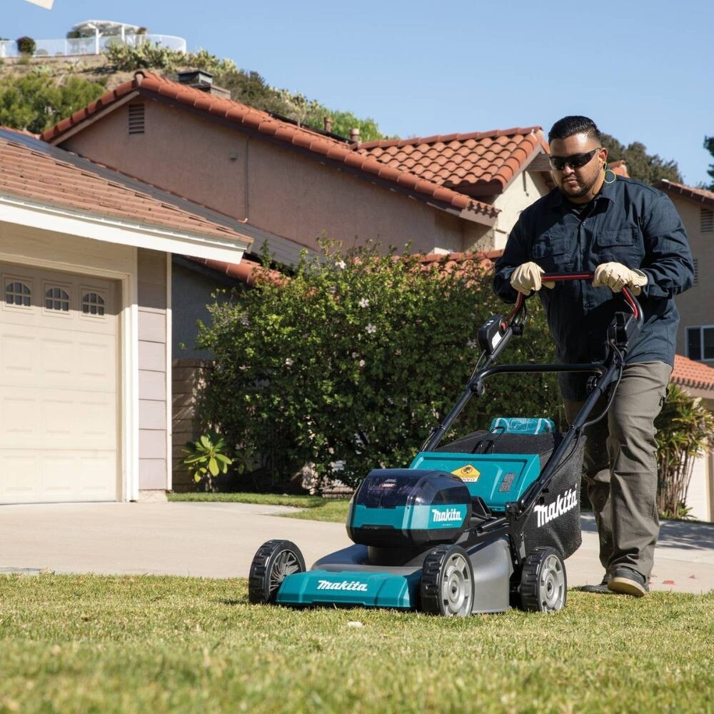 Makita GML01SM 40V max XGT Brushless 21" Self-Propelled Commercial Lawn Mower Kit (4.0Ah)