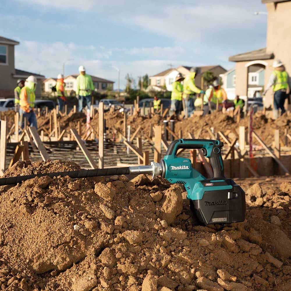 Makita GRV01M1 40V max XGT Brushless Cordless 5-1/2' Concrete Vibrator Kit (4.0 Ah)