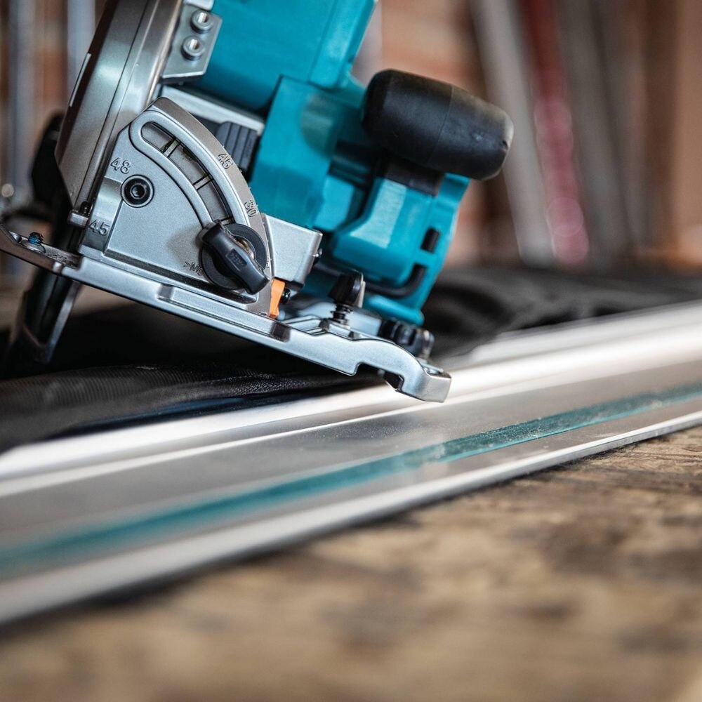 Makita GSH02M1 40V max XGT Brushless Cordless 7-1/4" Circular Saw Kit, guide rail compatible base, AWS Capable, bag, with one battery (4.0Ah)