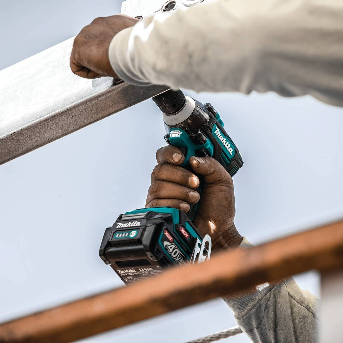 Makita GWT05D 40V max XGT® Impact Wrench Kit w/ Detent Anvil (2.5Ah)
