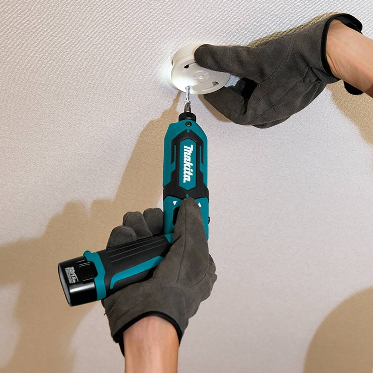 Makita TD022DSE 7.2V Li-Ion Cordless 1/4" Hex Impact Driver Kit