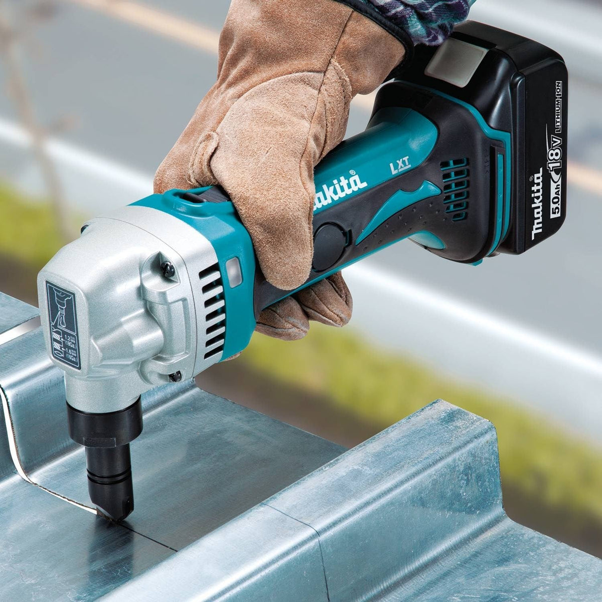 Makita XNJ01T 18V LXT Li-Ion Cordless 16 Gauge Nibbler Kit, 5.0 Ah