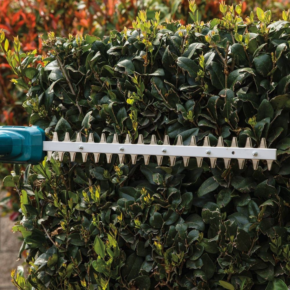Makita XNU05SM1 18V LXT Lithium-Ion Cordless 18" Telescoping Articulating Pole Hedge Trimmer Kit (4.0Ah)