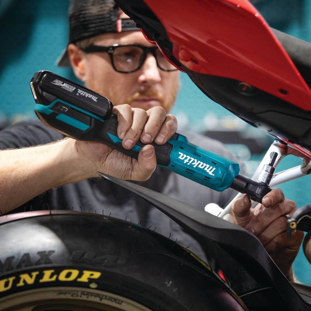Makita XRW01SR1 18V LXT Lithium-Ion Cordless 3/8" / 1/4" Sq. Drive Ratchet Kit, interchangeable anvils, var. spd., L.E.D. Light, bag, with one battery (2.0Ah)
