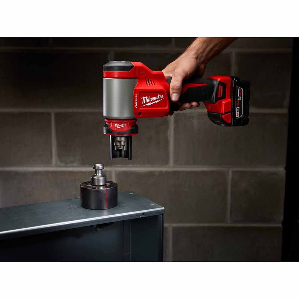 Milwaukee 2676-22 FORCELOGIC M18 10-Ton Knockout Tool 1/2" to 2" Kit