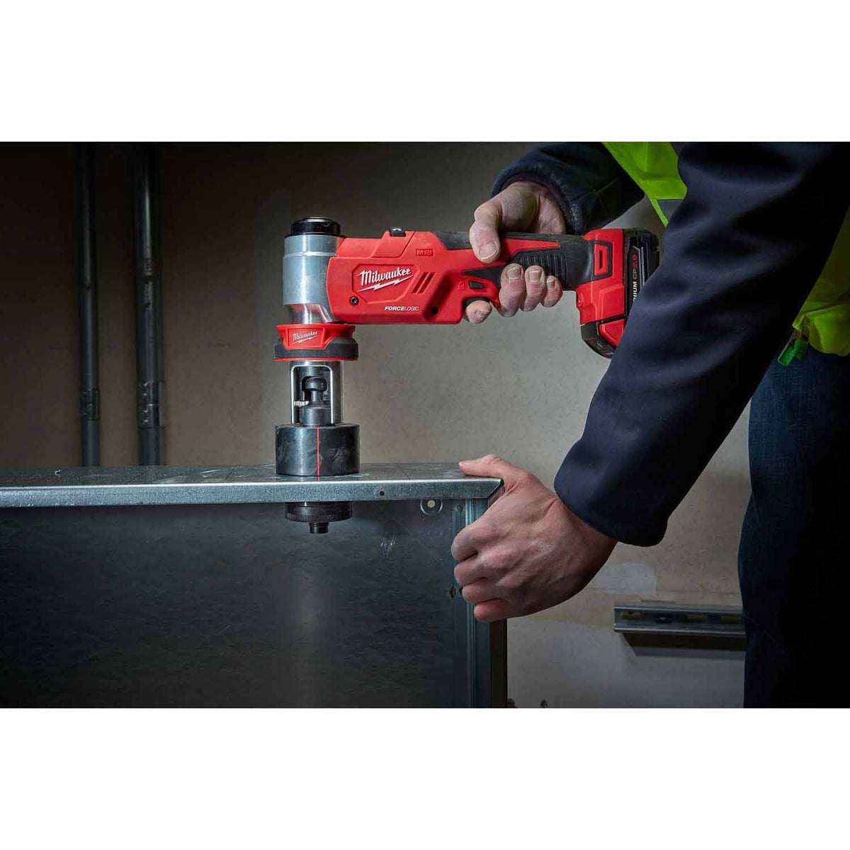 Milwaukee 2677-04 M18 FORCE LOGIC 6T Knockout Tool 1/2" - 4"