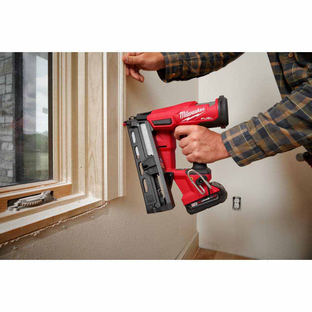 Milwaukee 2841-21CT M18 FUEL™ 16 Gauge Angled Finish Nailer Kit